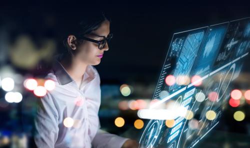 vdpResearch_KI_Frau vor transparentem Bildschirm